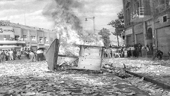 كشك صحيفة شيوعية أحرقه المتظاهرون المؤيدون للشاه بعد الانقلاب الذي أطاح رئيس الوزراء محمد مصدق، في طهران 19 أغسطس 1953 (أ.ب)